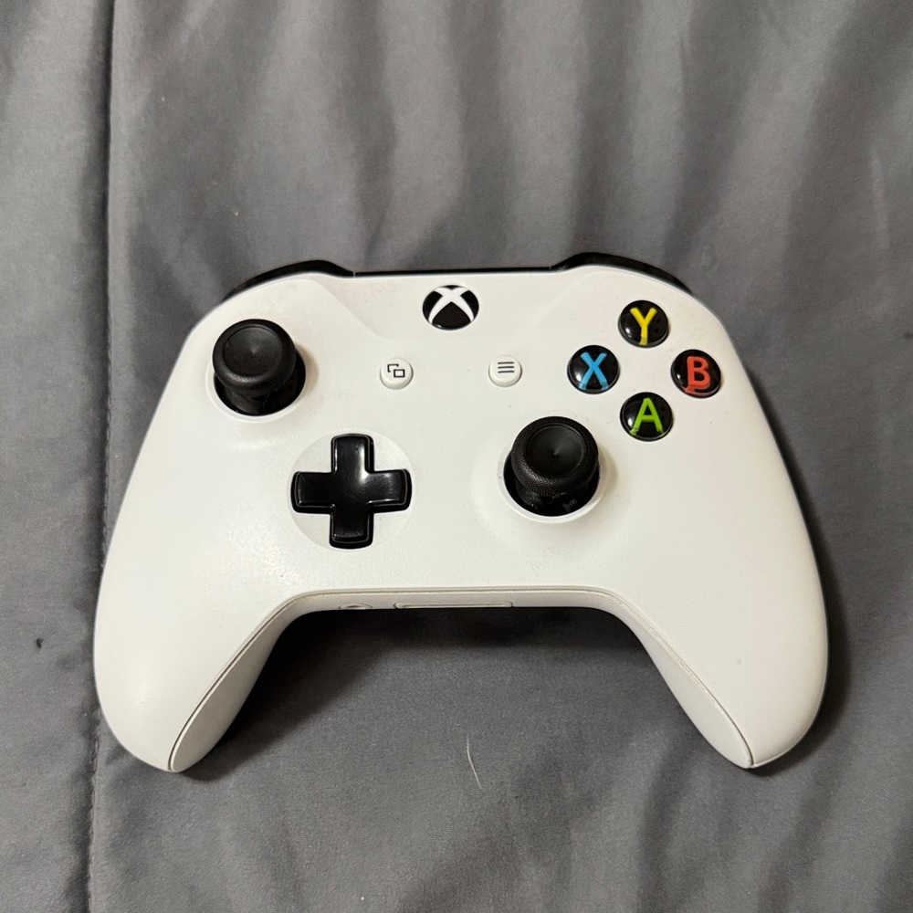 White Wireless Gaming Controller for Enhanced Play